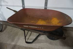 lot 3 image: Metal wheel barrow