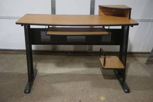 lot 20 image: metal frame desk