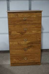 lot 28 image: bedroom dresser