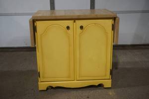 lot 30 image: kitchen cabinet