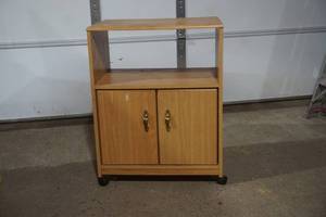lot 33 image: kitchen cart