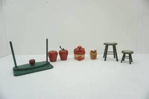 lot 108 image: Apple decor, napkin holder