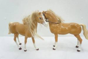 lot 147 image: Articulated horses (speaker on bottom side, 1998 Mattel)