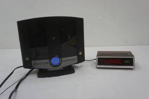 lot 155 image: radio alarm