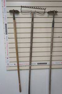 lot 265 image: garden tools