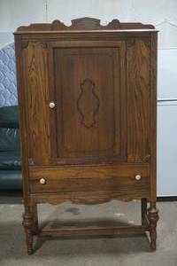 lot 9 image: vintage cabinet