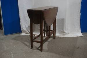 lot 14 image: occasional table