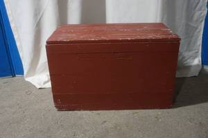 lot 21 image: rustic wood box