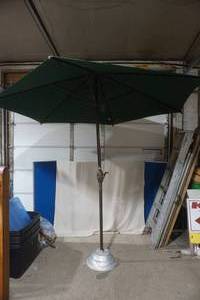lot 30 image: patio umbrella