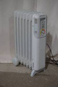 lot 33 image: oil heater
