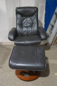 lot 37 image: leather recliner