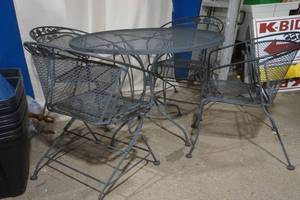 lot 39 image: patio table and chairs