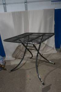lot 40 image: patio table