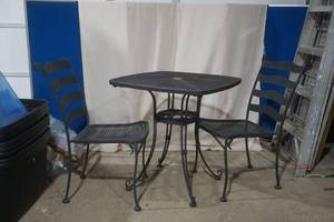 lot 41 image: patio table and chairs