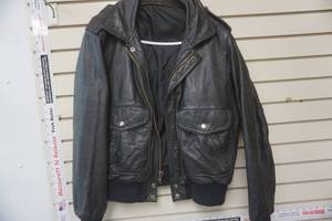 lot 118 image: Mens heavy leather jacket (M)