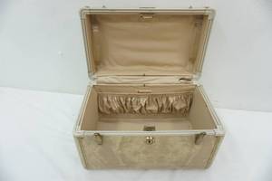lot 151 image: Vintage small Samsonite travel case