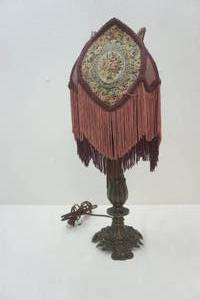 lot 192 image: Victorian lamp with cast iron bottom