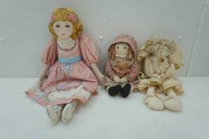 lot 199 image: soft dolls