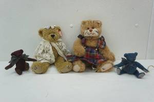 lot 218 image: stuffed Bear dolls
