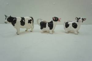 lot 225 image: Cow decor