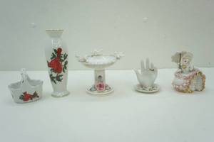 lot 234 image: Lefton decor
