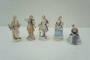 lot 256 image: porcelain figurines