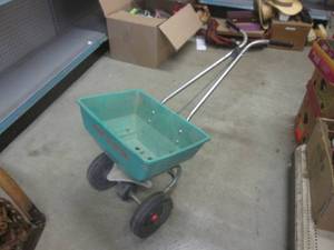 (EW2) Red Devil Yard Spreader...