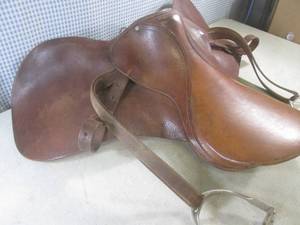 (BR3) Vintage Leather Equestrian Ri...
