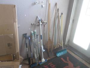 (CS) Shovels, Rakes, Auto Ice Scrap...