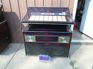 Rockola 460 Jukebox for parts or repair. In good shape piwers up. As shown.