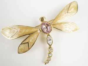 lot 134 image: AVON The Natures Treasure Dragonfly Gold Tone Base Metal Brooch .