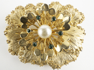 lot 135 image: Sarah Coventry 1960s Gold Tone Pearl Splendor Flower Base Metal Brooch .