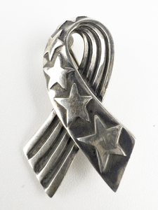lot 10-140 image: JAMES AVERY - USA Stars & Stripes Pride Ribbon Sterling Silver Brooch.