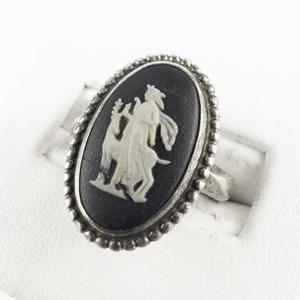 lot 244 image: Wedgwood Cameo Sterling Silver Ring. Size 6 - 6.25