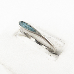 lot 250 image: Slender Turquoise Chips Inlay Sterling Silver Stacker Ring . Size 6.25 - 6.5.