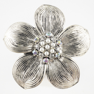 lot 253 image: Massive Rhinestone & Faux Pearl Flower Silver Tone Base Metal Statement Ring With Stretchy Band. Stretches between 6-9.