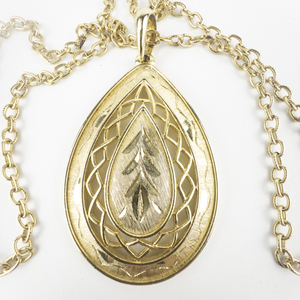 lot 278 image: Vintage Large Etched Gold Plated Teardrop Pendant Necklace.
