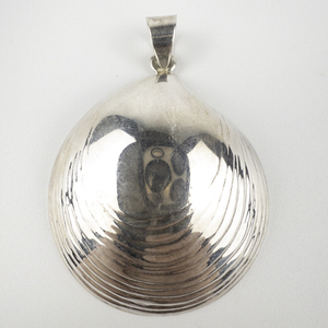 lot 293 image: Silver Express  Large Sea Shell Sterling Silver Pendant .