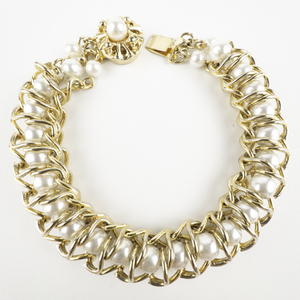 lot 121 image: Vintage Faux Pearl  Base Metal Chain Bracelet .