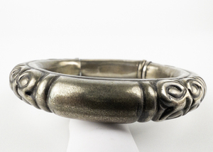 lot 122 image: Chunky Carved Nickle Silver Hinged Bangle.