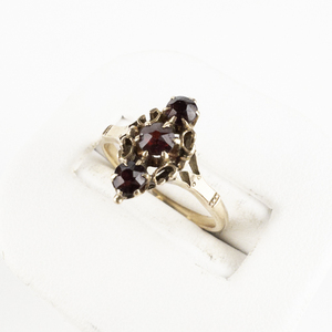 lot 3 image: Bryant & Co  Antique 3 Round Cut Garnet 10K . Size 6.25