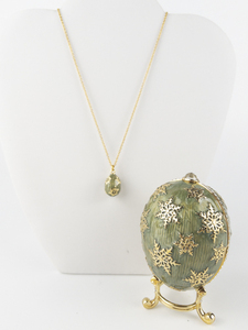 lot 68 image: Joan Rivers  Imperial Treasures Limited Edition 2008 Egg Keepsake boxSnowflake Egg - Keepsake Box  -