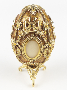 lot 62 image: Joan Rivers Imperial Treasures - Four Seasons of Eggs Autumn Portrait Egg  - 2003