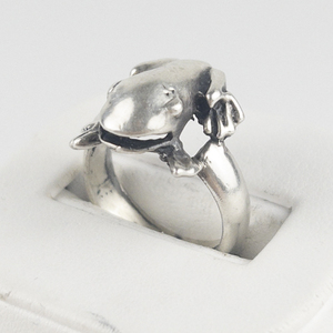 lot 239 image: Frog Sterling Silver Ring. Size 6 - 6.25