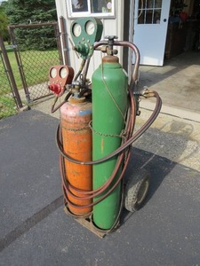 lot 4 image: OxygenAcetylene Cutting Torch