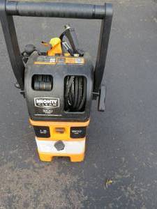 lot 6 image: Mighty Clean 1800PSI Pressure Washer