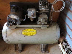 lot 10 image: Campbell Hausfeld Twin Cylinder Tank Type Compressor