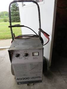 lot 16 image: Schumacher 40200Amp Fast ChargerStarter Charger