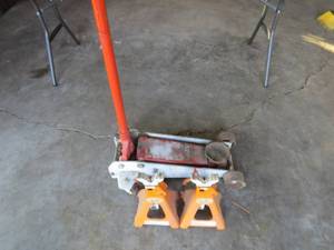 lot 38 image: Mixed Lot of Floor Jack and Car Jacks
