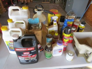 lot 59 image: Mixed Lot of Garden and Lawn Care Supplies